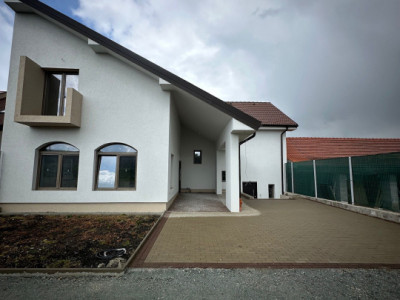 🏡 Casă individuală 7 camere | 3 băi | 216.61 mp utili | Șura Mică!