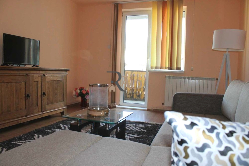 Apartament 3 camere, decomandat, 80 mp, balcon, Zona Centrală, Str. Constituției