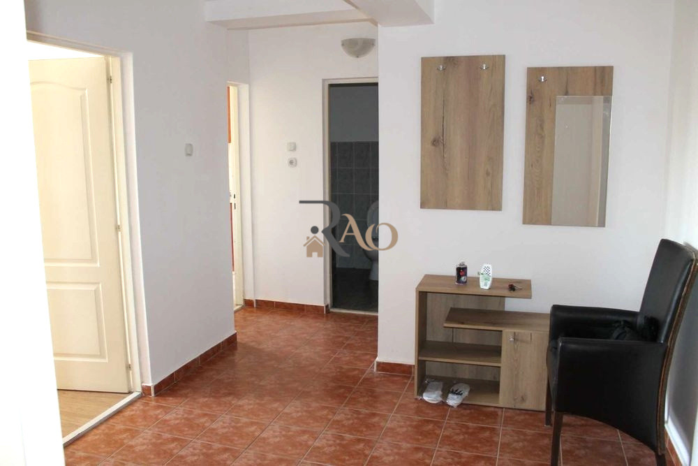 Apartament 3 camere, decomandat, 80 mp, balcon, Zona Centrală, Str. Constituției