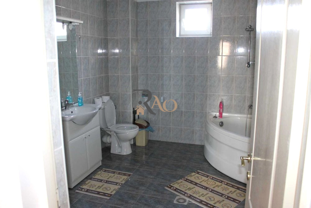 Apartament 3 camere, decomandat, 80 mp, balcon, Zona Centrală, Str. Constituției