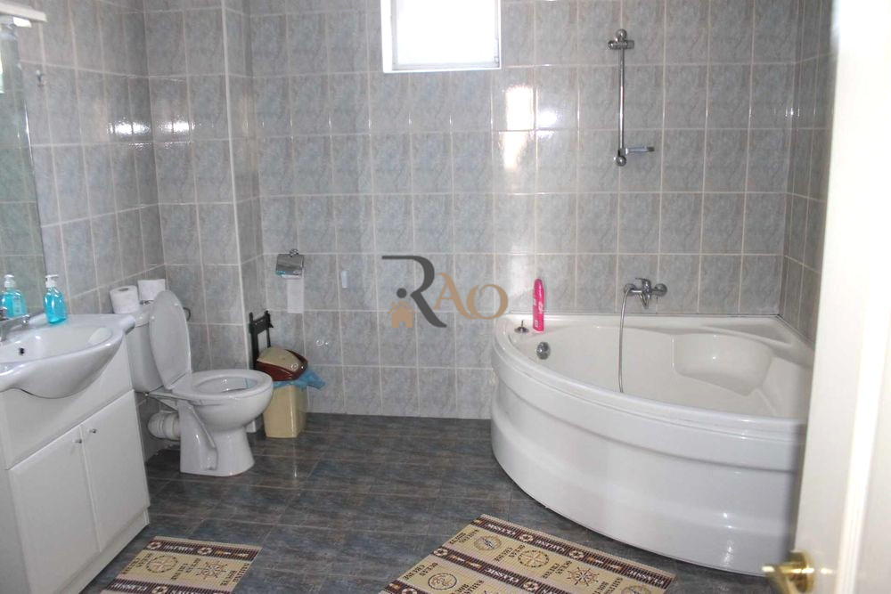 Apartament 3 camere, decomandat, 80 mp, balcon, Zona Centrală, Str. Constituției